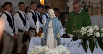 Mária-koronázás Csíkmenaságon